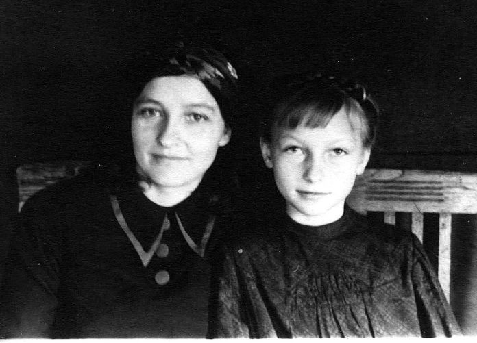Валентина Запорожець з мамою. 1951 р.